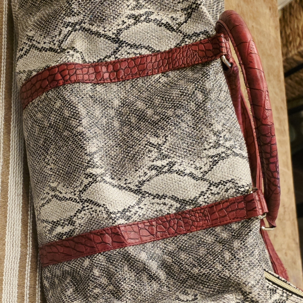 Steve Madden XLarge Stylish Snakeskin Patterned Travel bag with Red Accents - Picture 6 of 10